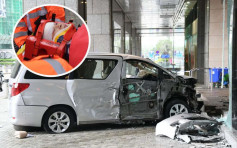 太古城七人車剷行人路撞傷女途人 司機一度被困