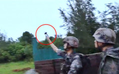 驻港解放军大雨中进行实弹训练 投掷手榴弹