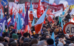 法国工会发动第三轮大罢工 逾75万人上街抗议延迟退休