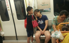 男童地铁为母亲垫头拎手袋　网民大赞「小暖男」