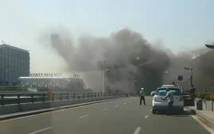 深圳宝安机场高架桥线缆起火 浓烟滚滚如黑云