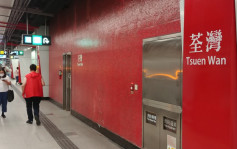 港鐵荃灣站列車車頂冒煙 消防到場救熄無人傷