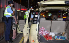 车内放大量纸袋起疑 警葵涌截可疑私家车检逾万支私烟 司机被捕