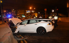 【零时十分车祸】Tesla西环撞壆擘大口 司机酒驾被捕