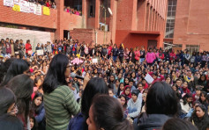 印度千名男子闖知名女校性侵多名女大生 百人聚集校園抗議