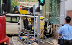 香港仔货Van疑失控铲行人路撼大厦墙 司机乘客一度被困