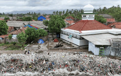印尼最髒海灘遭垃圾吞噬  塑膠廢料「堤壩」超震撼