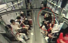 上海地铁车厢内点火烧废纸被捕 男子称只是贪玩