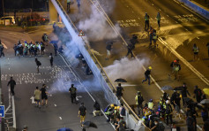 【修例风波】警员政总外射催泪弹 防暴警香港大会堂对出推进