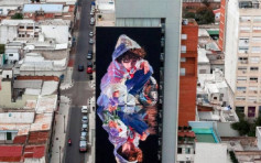 阿根廷艺术家绘30米高壁画 吁大众关注巴拉那河水位下降