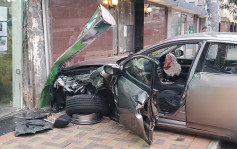 私家車撼七人車後衝上行人路 撞爆商鋪櫥窗2人傷