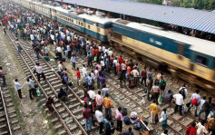 孟加拉火车脱轨翻覆落河  官方指至少5死逾百人伤