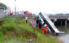 广西桂林旅游巴撞拖拉机 冲落河致6人受伤