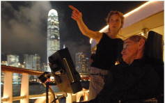 【当年今日】2006年霍金首访港 指「永不忘记香港」