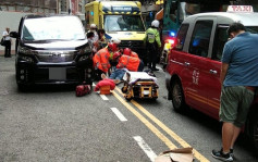上環文咸東街男子疑「楔車罅」過路 遭的士撞倒昏迷