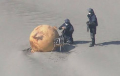 日本海邊驚現「神秘鐵球」 警方憂爆炸風險禁民眾靠近