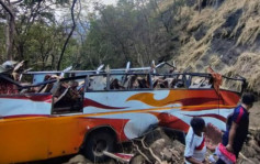 印度巴士滑出公路堕谷 13死29伤