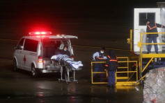 【港鐵縱火案】台女傷者晚上抵達桃園機場　隨即由救護車送院