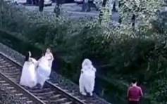 貴州4女坐鐵軌拍婚紗照被罰款 網民：差點婚禮變葬禮