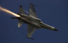 尴尬!︱台湾空军开放日预演 IDF战机空中漏油起火