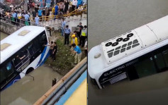 上海巴士冲上人行道后堕河 司机感不适已提前让乘客下车
