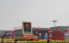 【十一国庆】10万民众游行 展示5代领导人画像