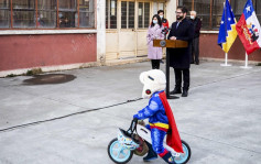 智利总统博里奇讲话期间 超人小孩在后面踩平衡车抢镜头