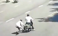 廣西老人被電單車撞倒後緊拉車架 被車主加速拖行摔倒