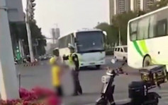 网传湛江外卖员向交警下跪被掌掴 官方回应：影片仅为片段正在调查