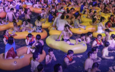 無懼疫情 武漢水上樂園數千人擠在泳池零距離開派對