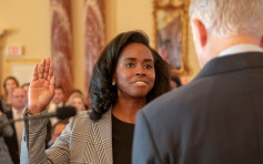 不满特朗普处理种族问题手法 美国非裔女助理国务卿辞职　