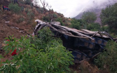 秘魯長途巴墮深谷釀25死34傷  南非巴士撞卡車24人罹難