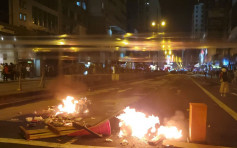示威者旺角纵火 防暴警到场推进