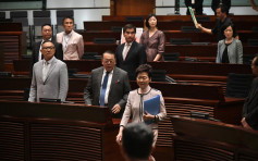【施政报告】顺利进入立会议事厅 林郑穿粉红套装