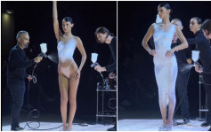 超模Bella Hadid半身全裸著T字裤现身巴黎时装周 科学家即场喷条裙畀佢