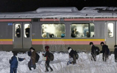 日本新舄县JR列车因积雪被困 逾四百乘客滞留车上过夜