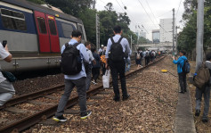 【大三罷】東鐵線列車被阻 乘客沿路軌行至沙田站