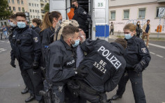 德國柏林數千人遊行反防疫限制  警民衝突約50人被捕