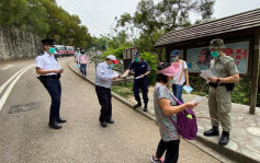 警郊野公園派傳單 提醒市民遵守限聚令