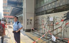 【修例风波】长沙湾政府合署损毁严重 玻璃门窗爆裂铁闸被涂鸦