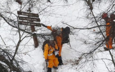 东京登山道大雪 13登山客被困一夜获救