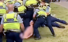 紐西蘭女子反疫苗全裸示威 遭警察扯頭髮拖走