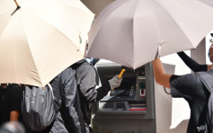 【大三罢】西湾河永隆ATM机被毁 示威者拆板闯中银分行捣乱
