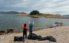 【維港會】2名熱心女義工風球下清理綠蛋島 執21袋垃圾