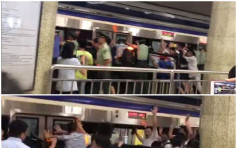 北京地铁乘客被卷入月台空隙 候车乘客配合工作人员推车救人