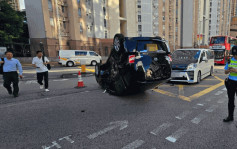 沙田私家車捱貨Van撞四輪朝天 2人自行爬出受傷送院