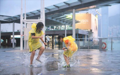 圖輯｜無懼八號波風雨 市民尖沙嘴海傍觀浪