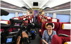 林鄭fb介紹高鐵之旅 誇車廂寬敞「#旅程舒適」