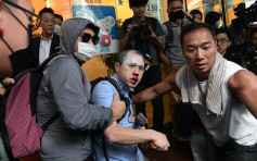  【大三罷】中環示威區男子疑遭「私了」 鼻受傷流血 （有片）