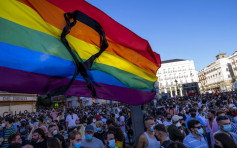 西班牙群众游行示威 抗议针对同性恋者暴力